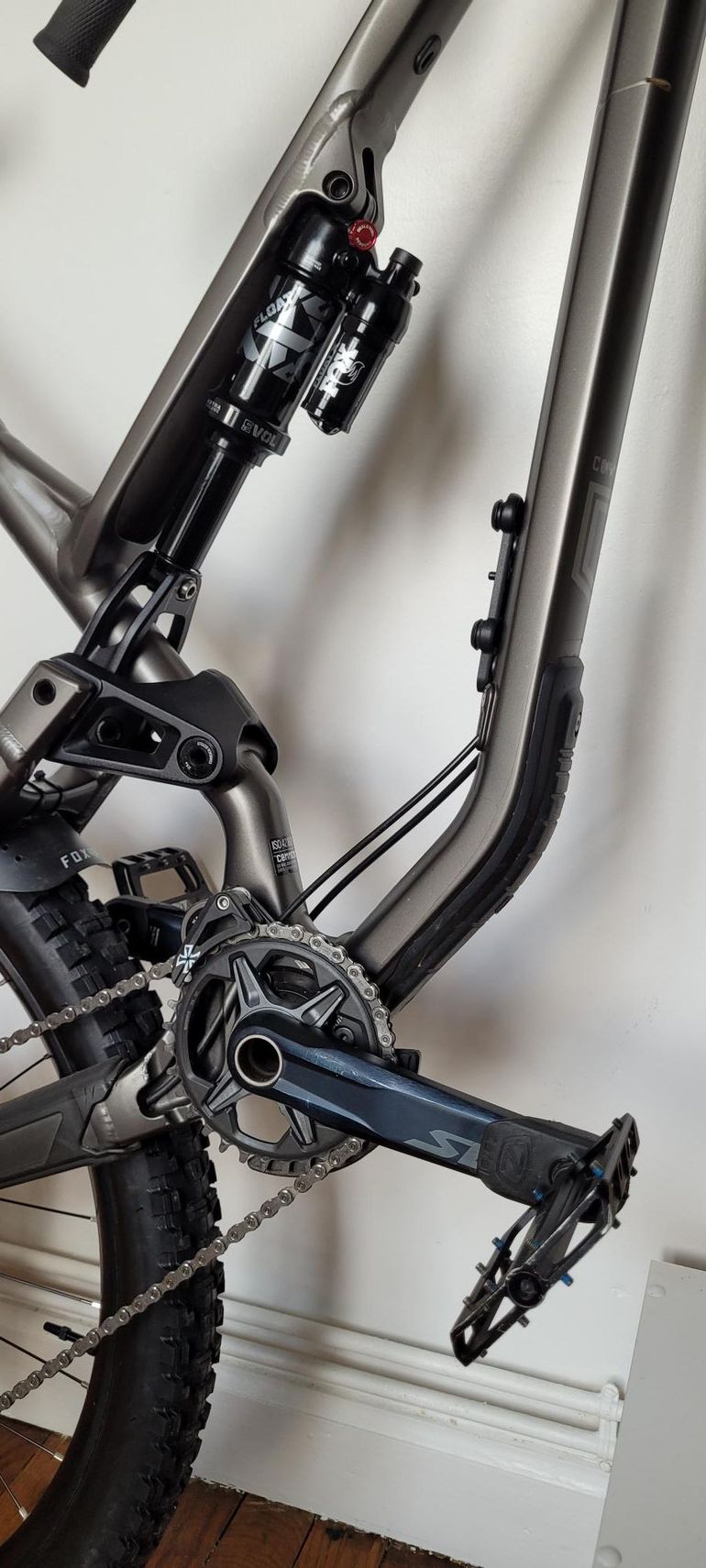Commencal META SX ESSENTIAL 2022 2022 Mountainbike usato, Grigio chiaro — immagine 2 di 3