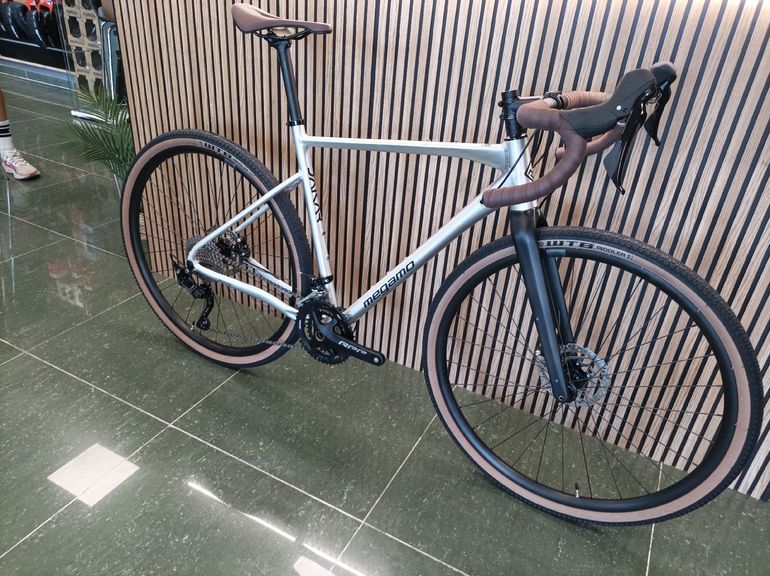 Megamo JAKAR 30 2026 2026 Road & Gravel usato, Grigio chiaro — immagine 2 di 4