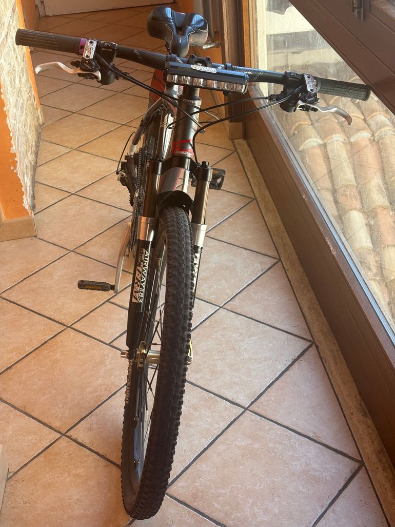 Scott Scot Scale Fyfti 2011 Mountainbike usato, Grigio chiaro — immagine 2 di 11