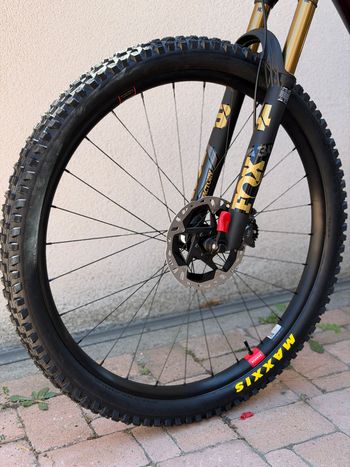 Used Yeti ARC Shimano Deore XT Di2 2025 Mountainbike, Red — image 8 of 15
