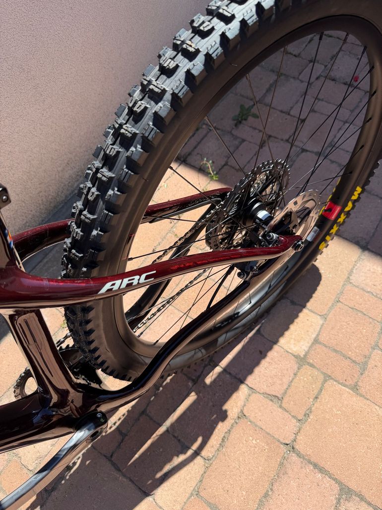 Used Yeti ARC Shimano Deore XT Di2 2025 Mountainbike, Red — image 15 of 15