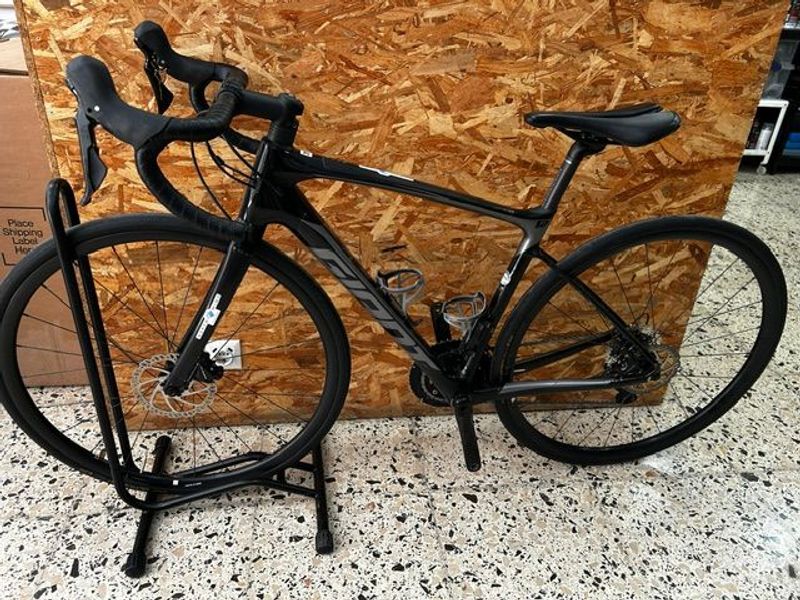 Tweedehands Giant Defy Advanced 2 2022 2022 Road & Gravel
