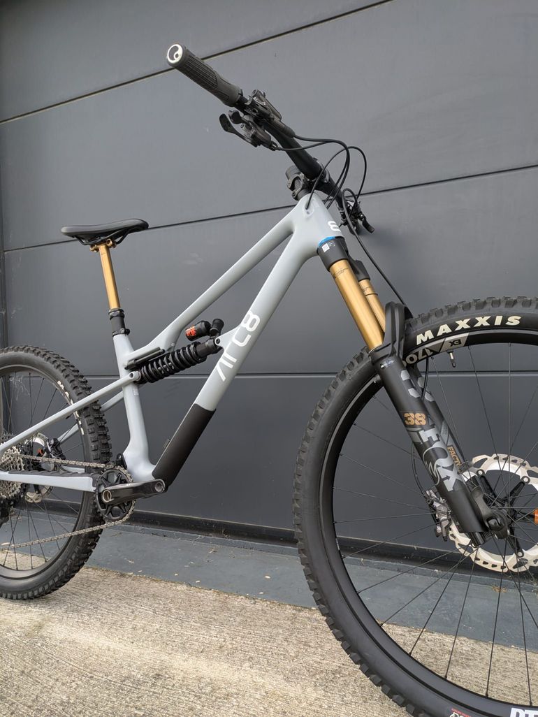 Gebrauchtes Enduro ARC8 Extra II XT Factory M Extra II XT 2025 Mountainbike, Hellgrau — Bild 2 von 5