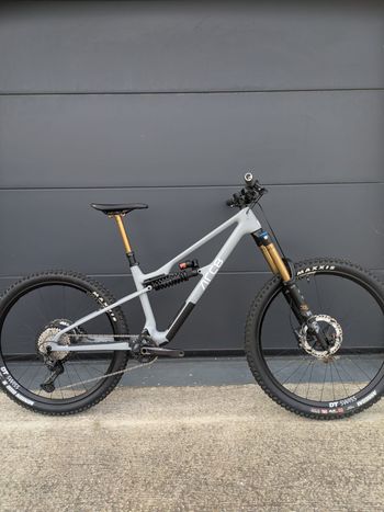 Gebrauchtes Enduro ARC8 Extra II XT Factory M Extra II XT 2025 Mountainbike, Hellgrau — Bild 1 von 5