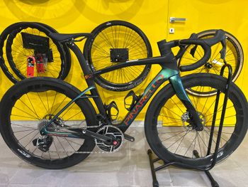 Pinarello Dogma SRAM Red eTap AXS 2027 Road & Gravel usato, Blu — immagine 1 di 6