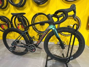 Pinarello Dogma SRAM Red eTap AXS 2027 Road & Gravel usato, Blu — immagine 2 di 6