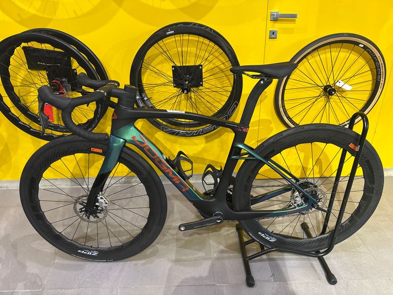 Pinarello Dogma SRAM Red eTap AXS 2027 Road & Gravel usato, Blu — immagine 4 di 6