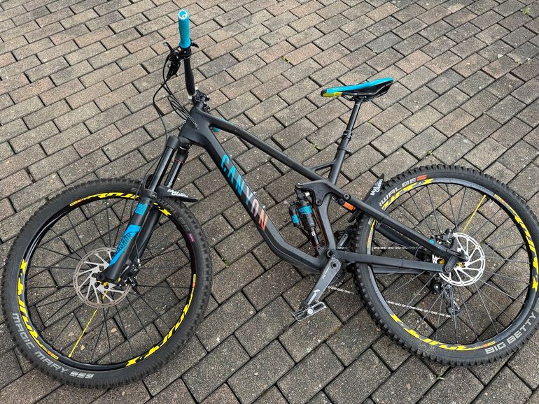 Canyon Strive CF9.0 2017 Mountainbike usato, Nero — immagine 12 di 27