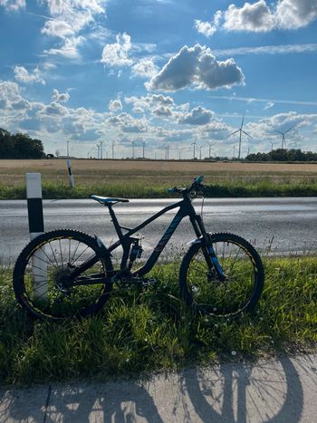 Canyon Strive CF9.0 2017 Mountainbike usato, Nero — immagine 1 di 27