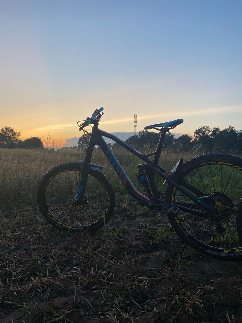 Canyon Strive CF9.0 2017 Mountainbike usato, Nero — immagine 14 di 27