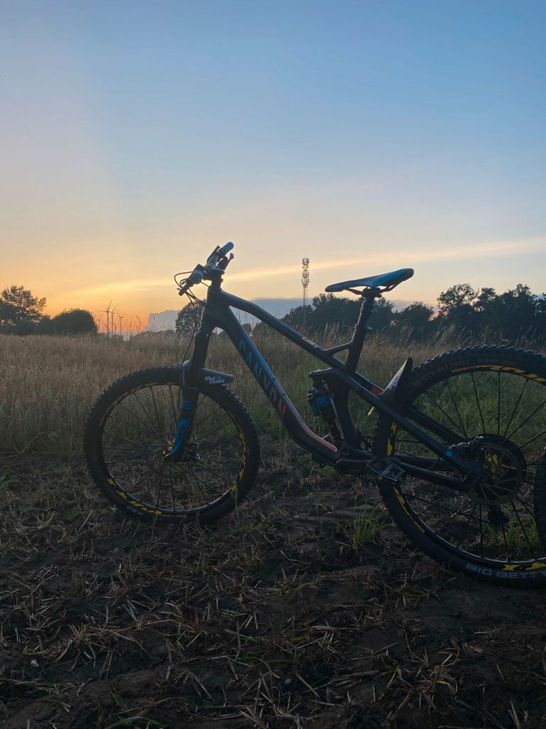 Canyon Strive CF9.0 2017 Mountainbike usato, Nero — immagine 2 di 27