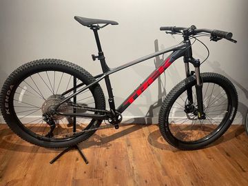 Used Trek Roscoe 6 2021 2021 Mountainbike, Light Gray, 27.5 — image 3 of 3