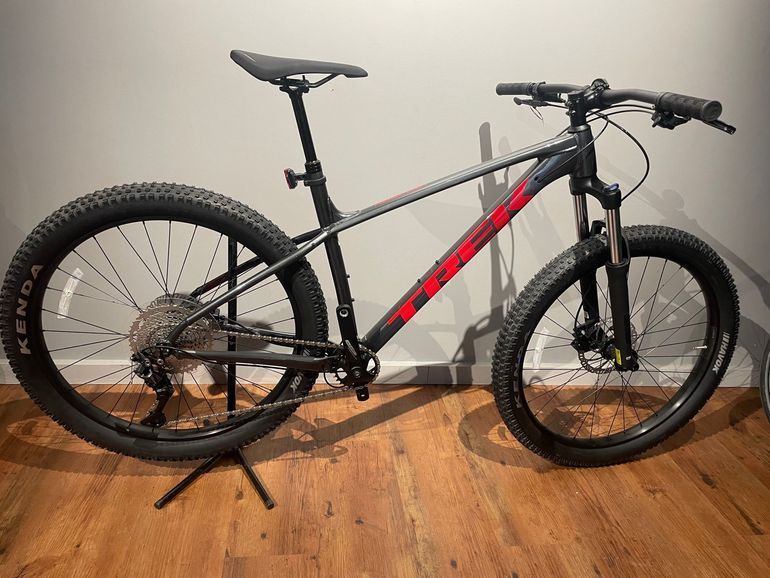 Used Trek Roscoe 6 2021 2021 Mountainbike, Light Gray, 27.5 — image 3 of 3