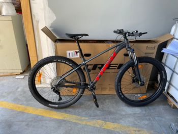 Used Trek Roscoe 6 2021 2021 Mountainbike, Light Gray, 27.5 — image 1 of 3