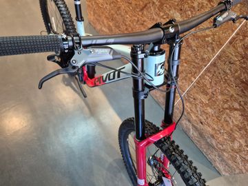 Pivot Phoenix SRAM GX 2025 2025 Mountainbike usato, Rosso — immagine 5 di 6
