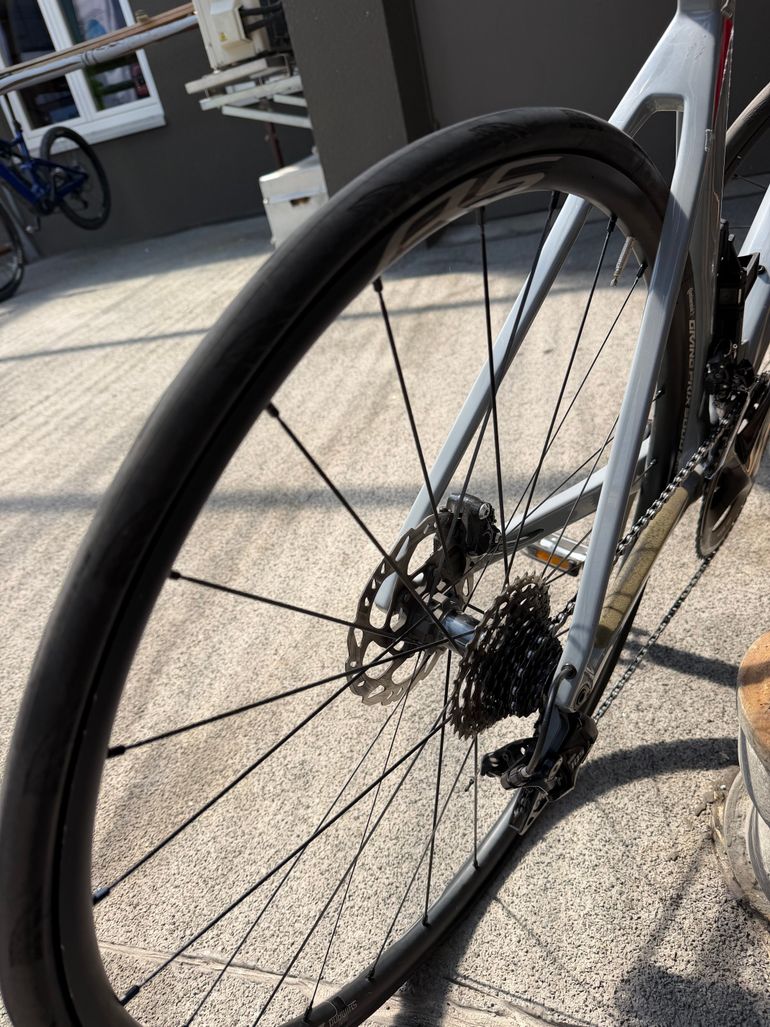 Used BMC Roadmachine 02 THREE 2020 2020 Road & Gravel, Light Gray — image 5 of 7