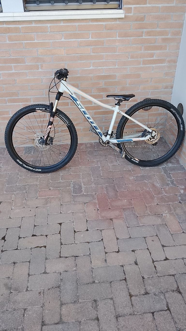 Used Scott Contessa Scale 710 2017 2017 Mountainbike, White, 27.5, 29 — image 2 of 8
