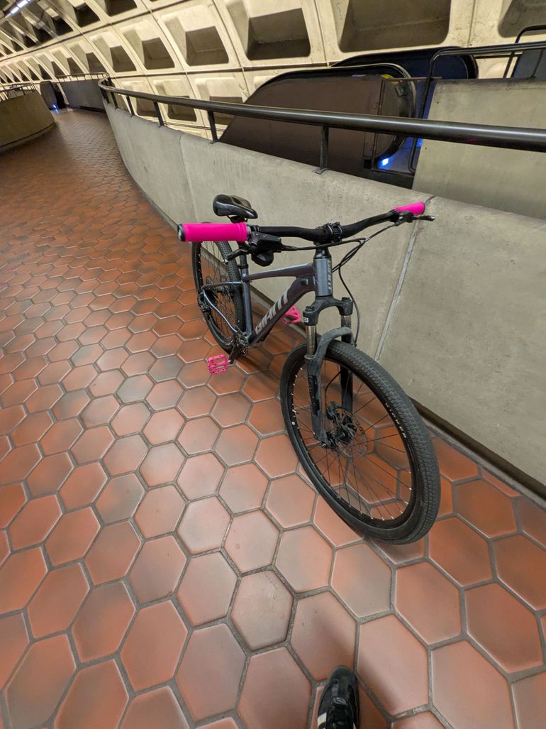 Used Giant Talon 2 2022 2022 Mountainbike, Light Gray, 27.5, 29 — image 5 of 5