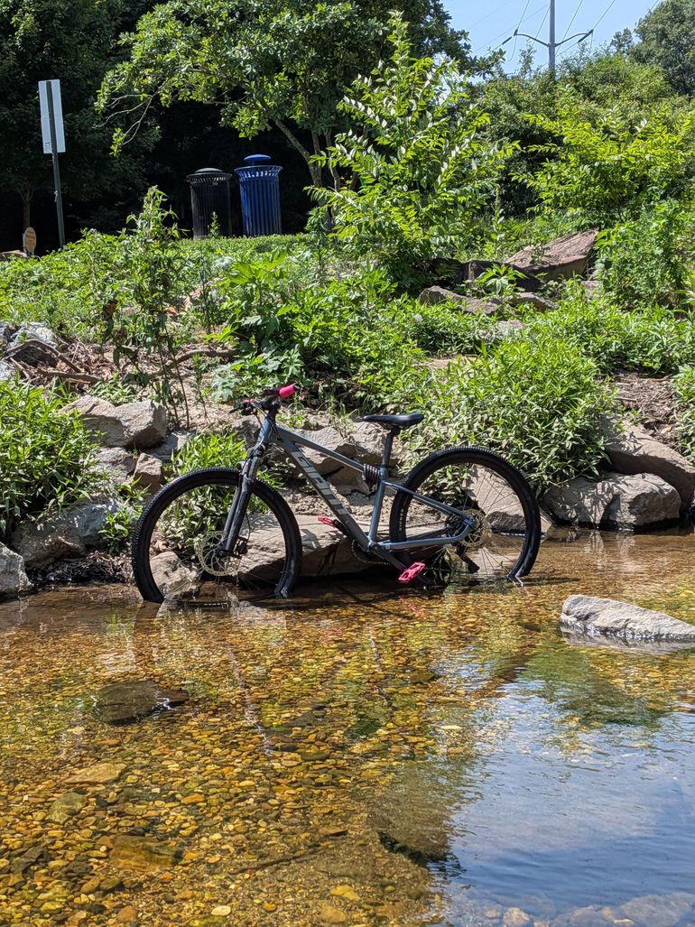 Used Giant Talon 2 2022 2022 Mountainbike, Light Gray, 27.5, 29 — image 4 of 5