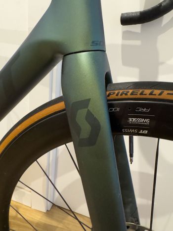 Scott Addict RC 15 2022 2022 Road & Gravel usato, Verde — immagine 7 di 11