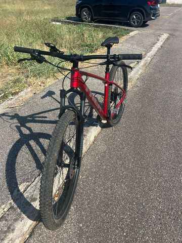 Trek Marlin 8 Gen 2 2023 2023 Mountainbike usato, Rosso — immagine 2 di 12