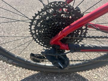 Trek Marlin 8 Gen 2 2023 2023 Mountainbike usato, Rosso — immagine 5 di 12