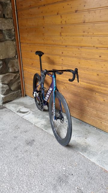 Tweedehands Canyon Aeroad CFR Di2 2025 2025 Road & Gravel — afbeelding 3 van 11