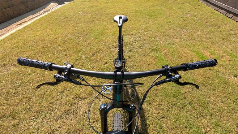 Used Trek Roscoe 8 2023 2023 Mountainbike, Blue, 27.5, 29 — image 9 of 9