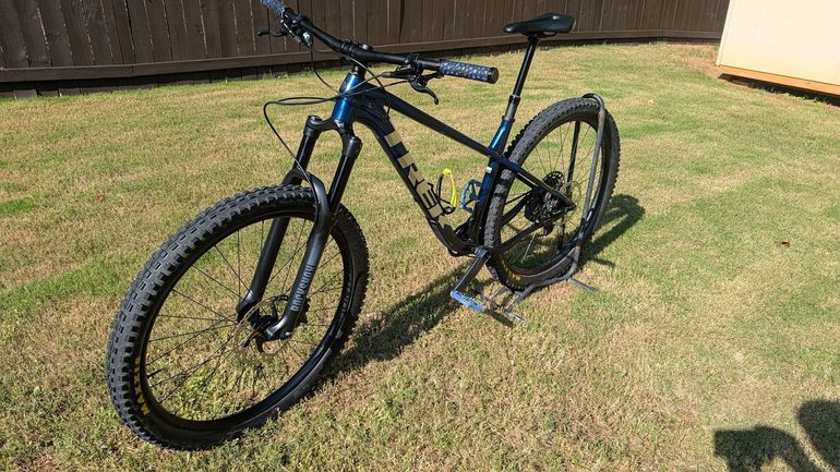 Used Trek Roscoe 8 2023 2023 Mountainbike, Blue, 27.5, 29 — image 2 of 9
