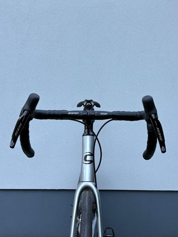 Cannondale Caad Shimano 105 Di2 2025 Road & Gravel usato, Grigio chiaro — immagine 3 di 8