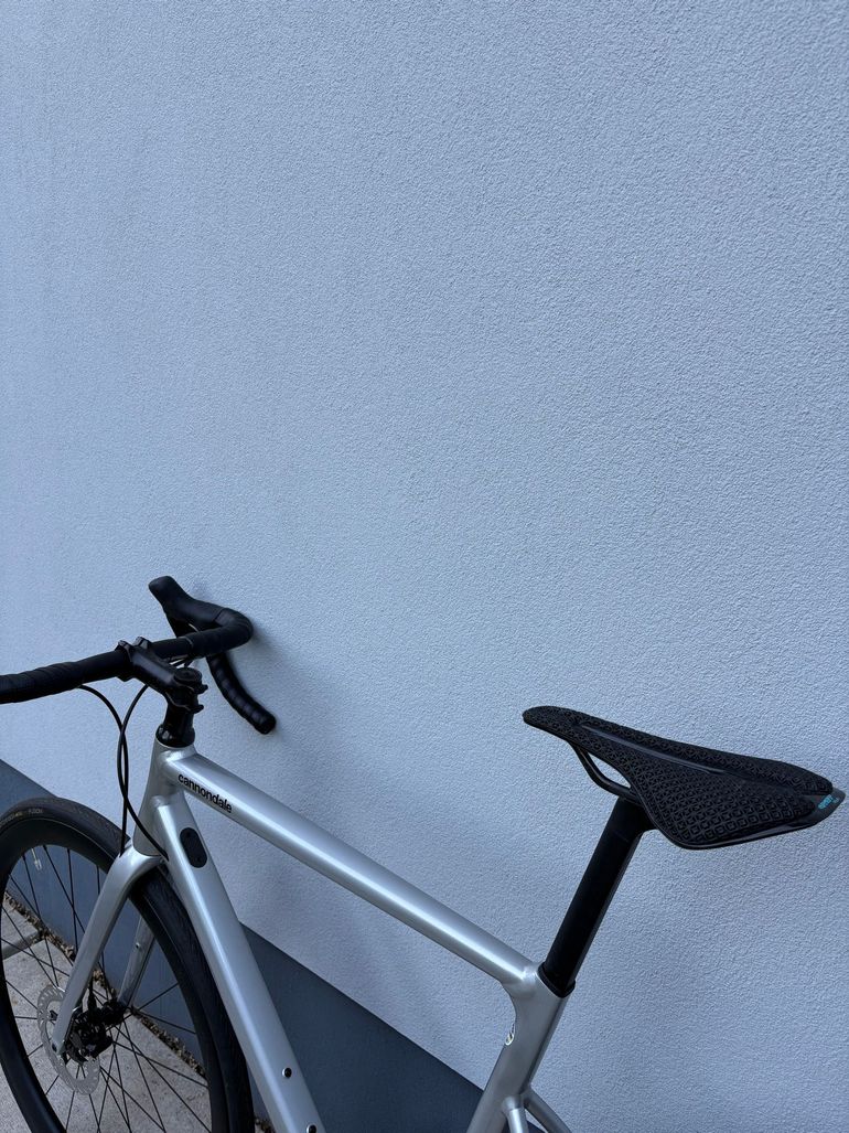Cannondale Caad Shimano 105 Di2 2025 Road & Gravel usato, Grigio chiaro — immagine 4 di 8
