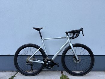 Cannondale Caad Shimano 105 Di2 2025 Road & Gravel usato, Grigio chiaro — immagine 2 di 8