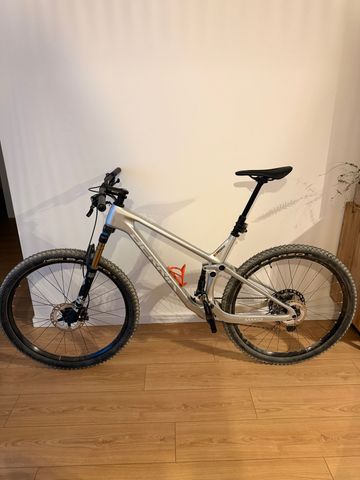 Used Berria Mako Shimano Deore XT 2023 Mountainbike, Light Gray — image 2 of 13