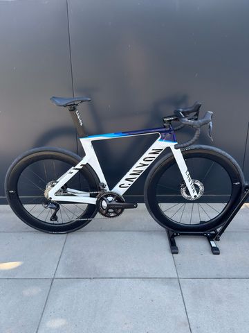 Tweedehands Canyon Aeroad CFR Disc Di2 2023 2023 Road & Gravel