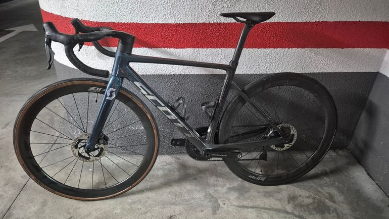 Tweedehands Scott addict rc pro Custom Shimano Dura Ace Di2 2023 Road & Gravel — afbeelding 2 van 4