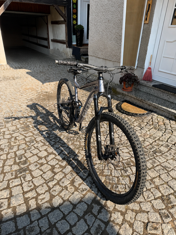 Giant Trance Shimano Deore 2023 Mountainbike usato, Nero — immagine 1 di 7