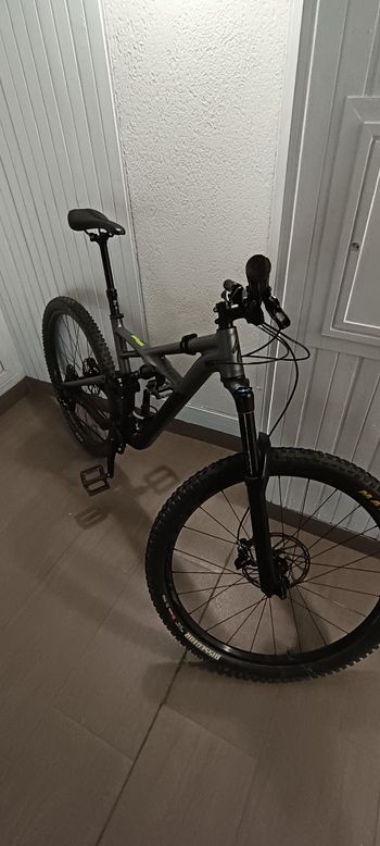 Używany Specialized Enduro Comp 29/6Fattie 2017 2017 Mountainbike — zdjęcie 2 z 3