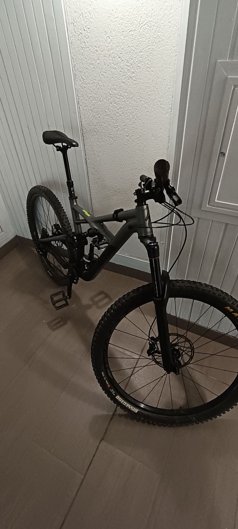Używany Specialized Enduro Comp 29/6Fattie 2017 2017 Mountainbike — zdjęcie 2 z 3