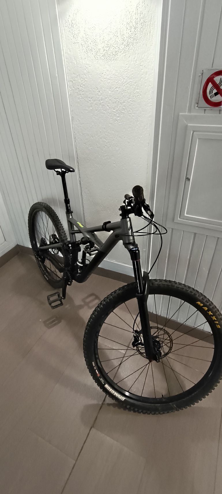 Używany Specialized Enduro Comp 29/6Fattie 2017 2017 Mountainbike — zdjęcie 3 z 3