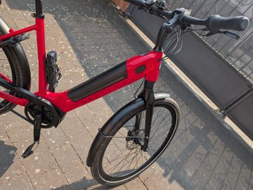 Gazelle Ultimate C8+ HMB Low-Step 2023 2023 Urban de segunda mano, Rojo — imagen 4 de 15