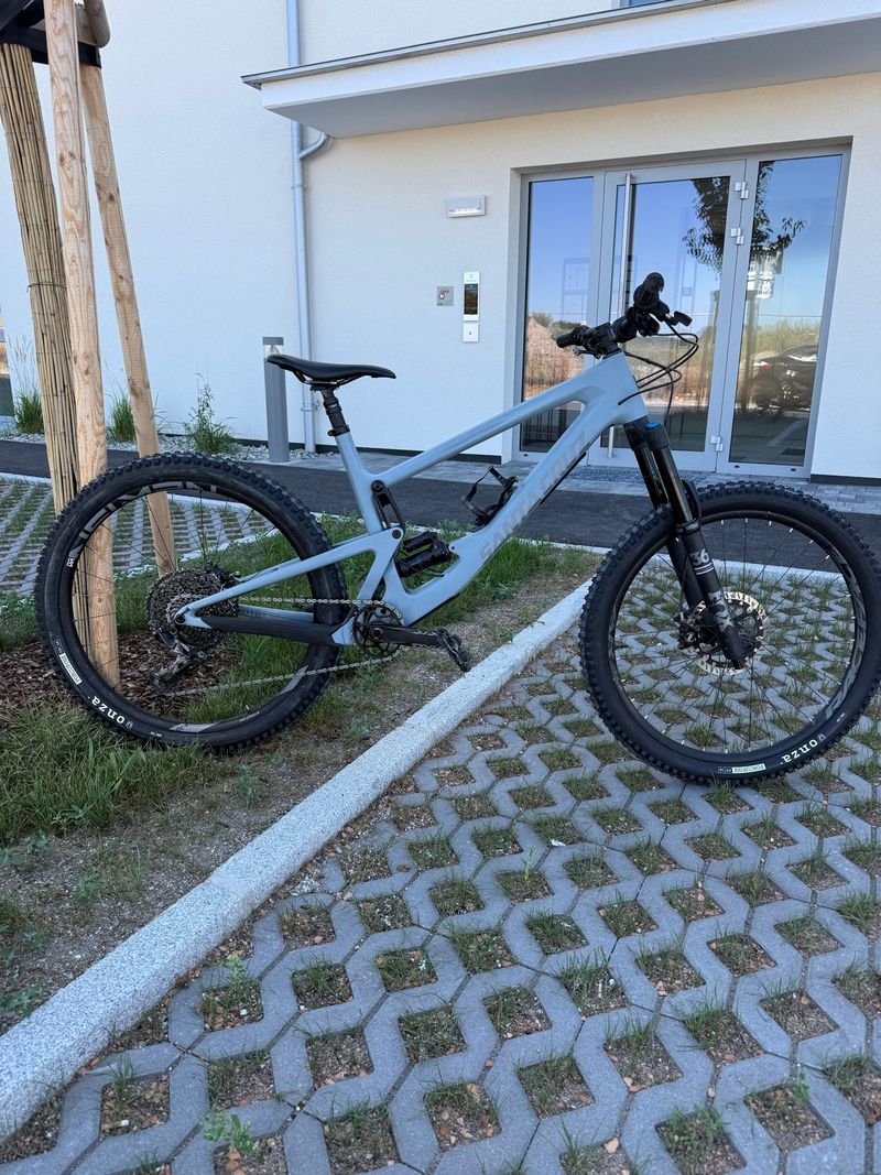 Używany Santa Cruz Bronson R / Carbon C / 27.5 2021 2021 MTB