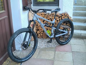 Used Nukeproof Mega 275 Alloy Comp 2021 2021 Mountainbike, Light Gray — image 4 of 4