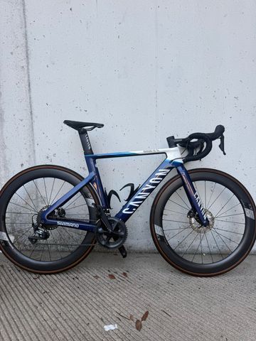 Tweedehands Canyon Aeroad CF SL 8 Disc 2022 2022 Road & Gravel — afbeelding 12 van 13