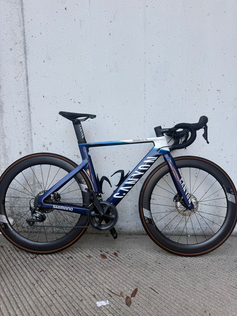 Tweedehands Canyon Aeroad CF SL 8 Disc 2022 2022 Road & Gravel — afbeelding 12 van 13