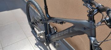 Used Trek E-Caliber 9.6 2022 2022 Mountainbike, Light Gray, 29 — image 2 of 4