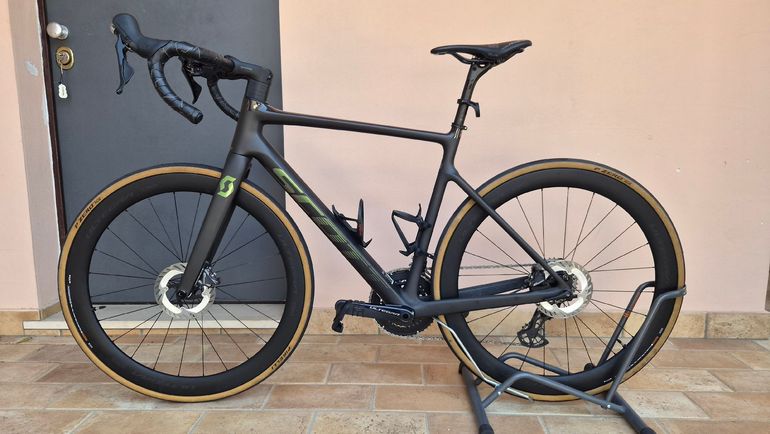 Used Scott Addict 20 2022 2022 Road & Gravel, Black — image 2 of 9
