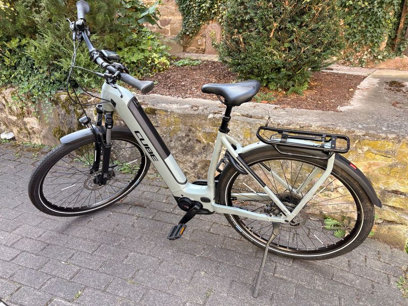 CUBE KATHMANDU HYBRID, ONE 750 2023 2023 Urban & Touring d'occasion