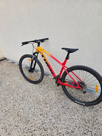 Used Trek Marlin 7 2022 2022 Mountainbike, Orange, 27.5, 29 — image 2 of 5
