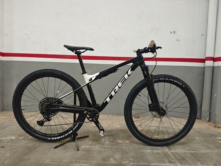 Gebrauchtes Trek Supercaliber 9.7 2020 2020 Mountainbike, Schwarz — Bild 1 von 5