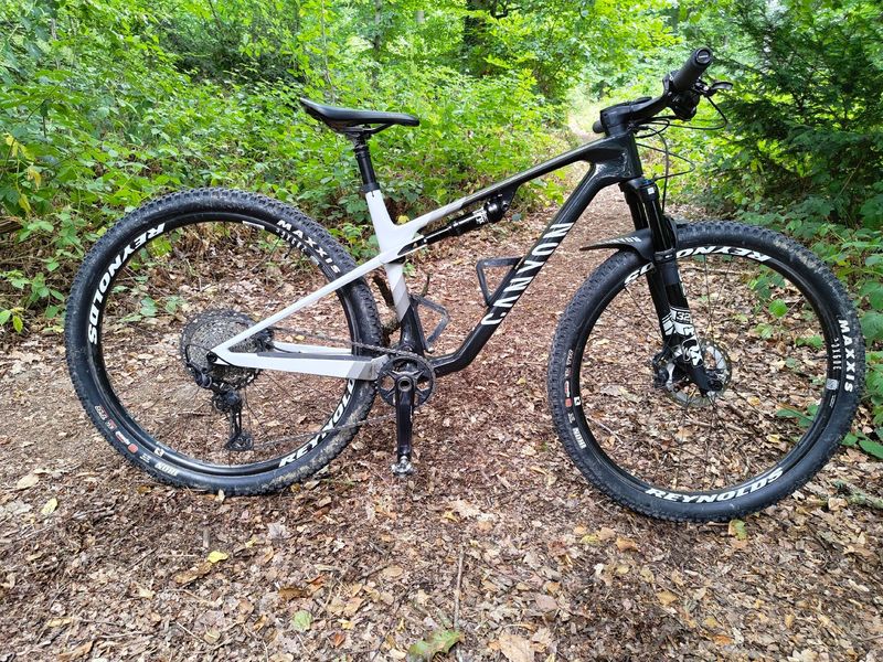 Použité Canyon Lux World Cup Shimano Deore XT 2022 MTB